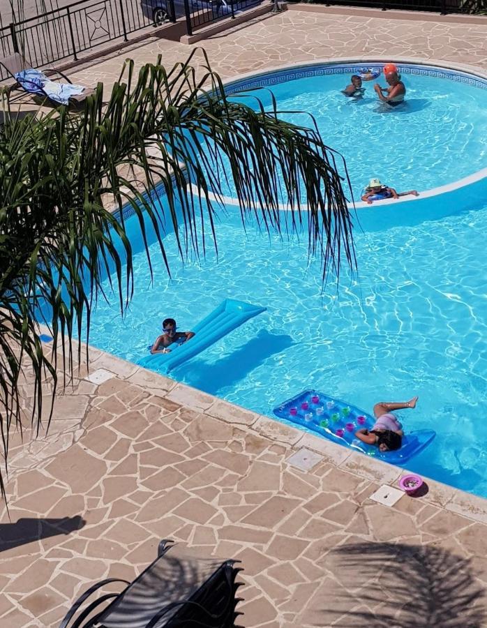 Beautiful Apartment Near The Sea And A Large Private Garden Paphos Exterior foto