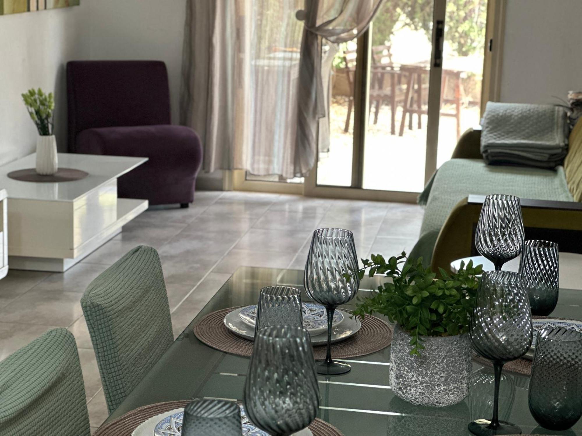 Beautiful Apartment Near The Sea And A Large Private Garden Paphos Exterior foto